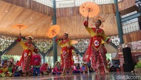 Para pengunjung dibuat terkagum-kagum lewt tarian yang ditampilkan.