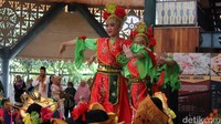 Gemulai gerak tubuh para penari terlihat memanjakan mata.
