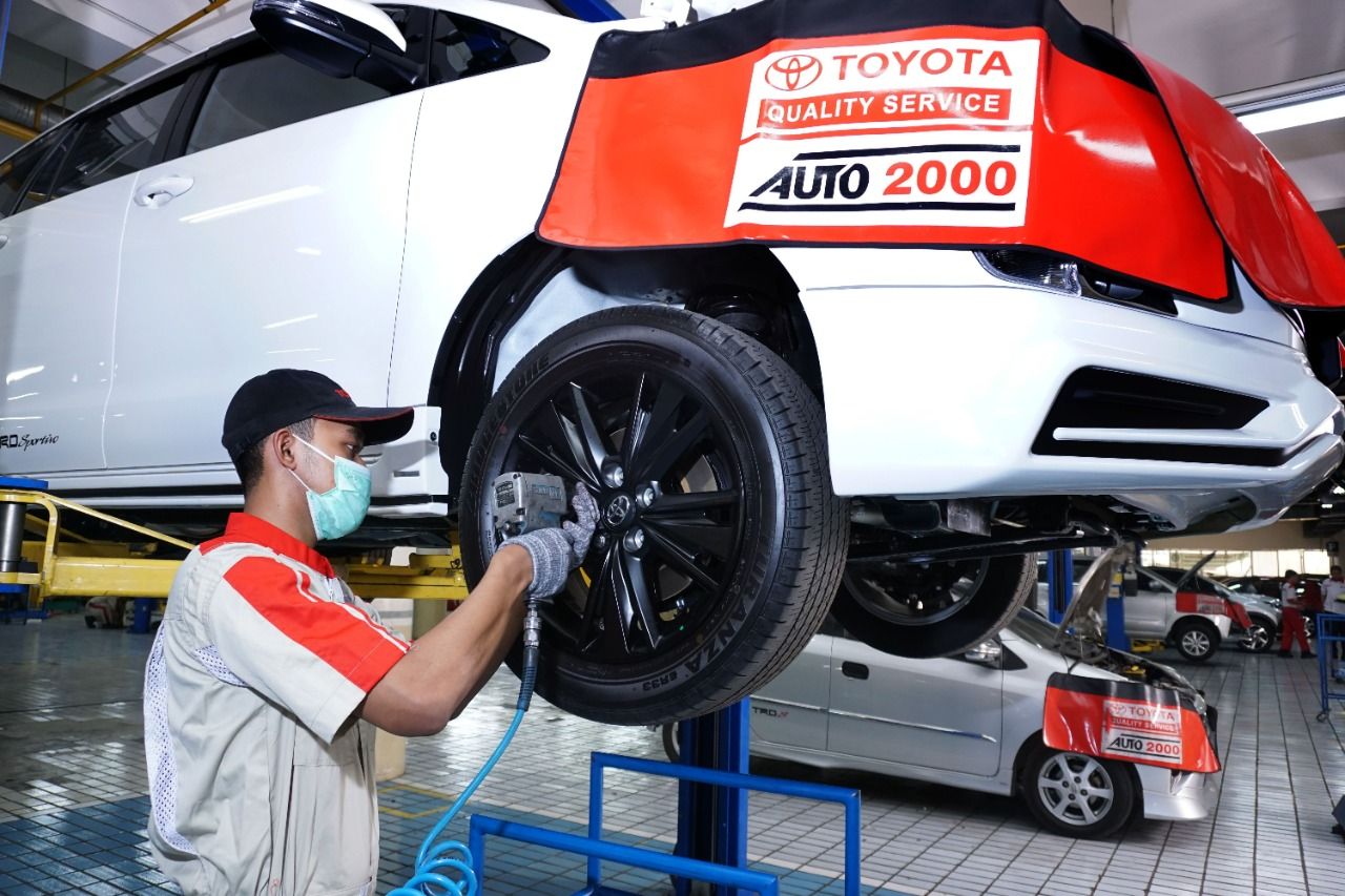 Ilustrasi berkendara dan bengkel auto2000