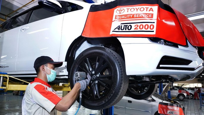 Ilustrasi berkendara dan bengkel auto2000
