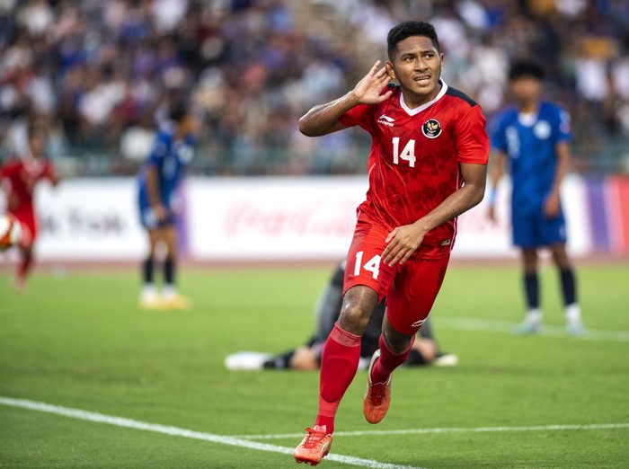 Pesepak bola Timnas Indonesia Ramadhan Sananta (kanan) menendang bola dibayangi penjaga gawang Timnas Filipina Quincy Julian Kammerad (kiri) saat pertandingan perdana Grup A Sepak Bola SEA Games 2023 di National Olympic Stadium, Phnom Penh, Kamboja, Sabtu (29/4/2023). Timnas Indonesia menang atas Timnas Filipina dengan skor 3-0. ANTARA FOTO/M Agung Rajasa/foc.