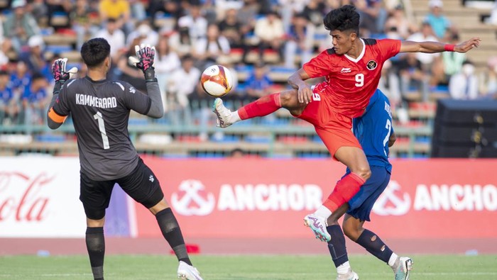Pesepak bola Timnas Indonesia Ramadhan Sananta (kanan) menendang bola dibayangi penjaga gawang Timnas Filipina Quincy Julian Kammerad (kiri) saat pertandingan perdana Grup A Sepak Bola SEA Games 2023 di National Olympic Stadium, Phnom Penh, Kamboja, Sabtu (29/4/2023). Timnas Indonesia menang atas Timnas Filipina dengan skor 3-0. ANTARA FOTO/M Agung Rajasa/foc.