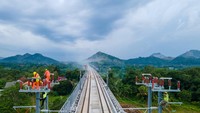 Untuk mengoperasikan KCJB, stasiun, dan seluruh peralatan yang terpasang di trase KCJB dari Halim hingga Tegalluar, dibutuhkan kekuatan hingga 246,3 MVA. Untuk KCJB itu sendiri, tenaga listriknya akan disalurkan melalui jaringan Listrik Aliran Atas atau Overhead Catenary System (OCS).Foto: Dok. PT KCIC