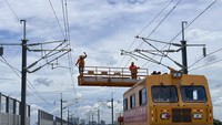 Jelang pengoperasian KCJB, pemasangan OCS sudah hampir selesai seluruhnya. Progres pemasangan OCS dari Stasiun KA Cepat Halim hingga Stasiun KA Cepat Tegalluar sudah mencapai di atas 80% seluruhnya. Bahkan untuk ruas Padalarang hingga Stasiun Tegalluar pemasangannya telah mencapai 100%.Foto: Dok. PT KCIC