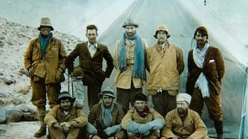 Pendakian Mallory di Everest: 4 Juni 1924, pendaki gunung Inggris George Mallory dan Andrew Irvine berangkat dari base camp di Kol Utara Gunung Everest, dalam upaya jadi orang pertama yang mencapai puncak gunung tertinggi dunia. Mereka terlihat 4 hari kemudian oleh anggota lain dari ekspedisi mereka, mendaki di Punggungan Timur Laut gunung, sekitar 245 meter vertikal di bawah puncak. Tapi kemudian awan menutupi punggung bukit, dan kedua pria itu tidak pernah terlihat lagi. Foto: Live Science