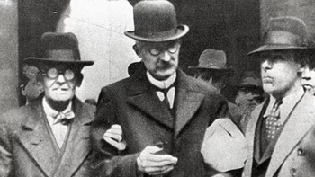 Kasus Wallace: Pembunuhan Julia Wallace tahun 1931 di rumahnya di Liverpool banyak dibahas. Suami Wallace, agen asuransi bernama William, menerima pesan yang memintanya mengunjungi alamat Menlove Gardens East. Dengan asumsi itu calon klien, William datang, tapi jalan itu tidak ada. Dia mengklaim saat balik rumah, istrinya telah dibunuh secara brutal. Wallace dihukum atas pembunuhan istrinya, tapi berhasil banding dan hukuman batal. Peneliti berspekulasi pembunuhan dilakukan salah satu rekan kerja Wallace, yang dipecat setelah dituduh menggelapkan uang. Di 2013, penulis P.D. James yang meneliti kasus itu, menulis bahwa dia yakin Wallace membunuh istrinya. Foto: Live Science