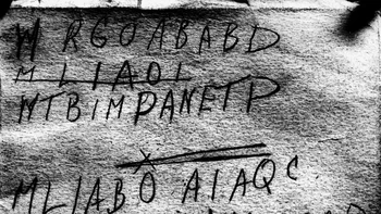 Kasus Taman Shud: Kematian paling misterius di Australia dikenal sebagai kasus Taman Shud, dari kata Persia di kertas di saku pria yang ditemukan tewas di pantai Adelaide Desember 1948. Tak ada identifikasi, hanya tiket kereta, sisir, beberapa rokok dan kertas dengan tulisan itu. Kertas itu disobek dari buku puisi langka Rubaiyat of Omar Khayyam. Taman Shud adalah dua kata terakhir buku itu. Misteri makin dalam ketika otopsi menduga ia diracun. Polisi menemukan salinan buku puisi dengan kata Taman Shud disobek, dan halaman lain berisi berbagai kode. Buku itu berisi nomor telepon wanita Australia. Dia mengaku tak kenal korban walau pernah memiliki buku itu dan meminjamkannya pada orang lain. Ada gagasan kasus ini terkait jaringan intel asing yang bekerja di Australia. Foto: Live Science