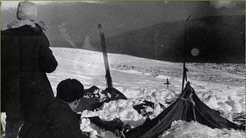 Insiden Dyatov Pass: Februari 1959, para pencari di Pegunungan Ural utara di Rusia menemukan kemah yang ditinggal rombongan 9 orang yang hilang beberapa minggu. Tenda terbelah dua, tampaknya dari dalam, sementara beberapa jejak kaki, dengan atau tanpa alas kaki, menghilang ke dalam salju. Jenazah mereka ditemukan Mei tahun itu. Sebagian meninggal karena hipotermia, tapi ada yang tengkoraknya retak, rusuk patah, dan lidah hilang. Kasus tersebut dikenal sebagai Insiden Dyatov Pass, diambil dari nama pemimpin kelompok, Igor Dyatov. Belum ada penjelasan memuaskan tentang insiden ini. Beberapa teori berspekulasi rombongan diserang hewan liar, atau ada kepanikan massal yang disebabkan suara frekuensi rendah. Bahkan ada yang menyebutnya ulah UFO. Foto: Live Science