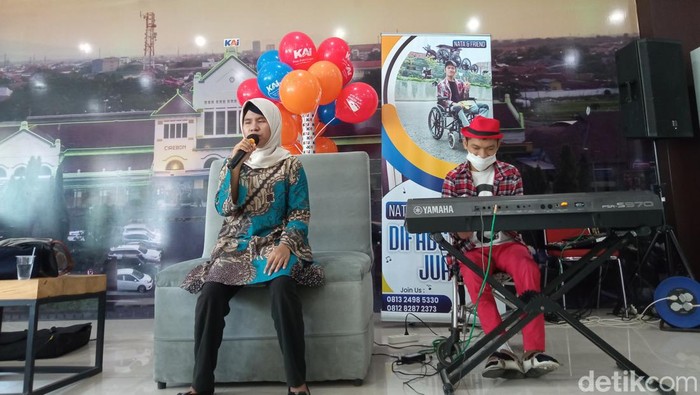 Katon Wiranata Abimanyu bersama Halimah tampil di stasiun Cirebon Kejaksan