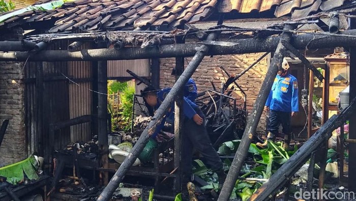 Si jago merah melalap sebuah rumah di Bondowoso. Kebakaran tersebut menewaskan satu orang dan menyebabkan dua orang mengalami luka bakar.