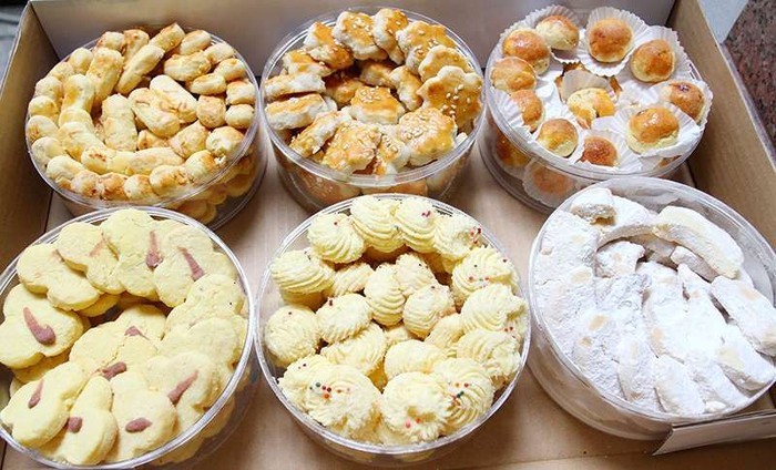 Kebiasaan Emak-emak Simpan Kue Lebaran, Sampai Basi dan Jamuran!