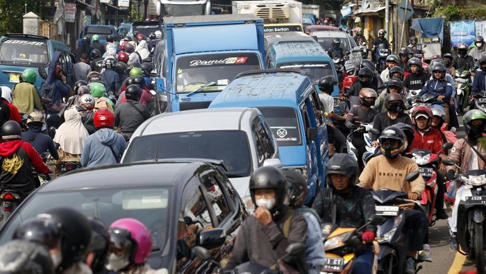 Kendaraan wisatawan terjebak macet saat pemberlakuan rekayasa lalu lintas sistem satu arah (one way) jalur wisata Puncak di Gadog, Kabupaten Bogor, Jawa Barat, Sabtu (29/4/2023). Polres Bogor memberlakukan sistem satu arah (one way) dan pemberlakuan ganjil genap nomor kendaraan untuk mengurai kemacetan pada libur panjang akhir pekan serta libur Hari Buruh (1/5/2023). ANTARA FOTO/Yulius Satria Wijaya/pras.