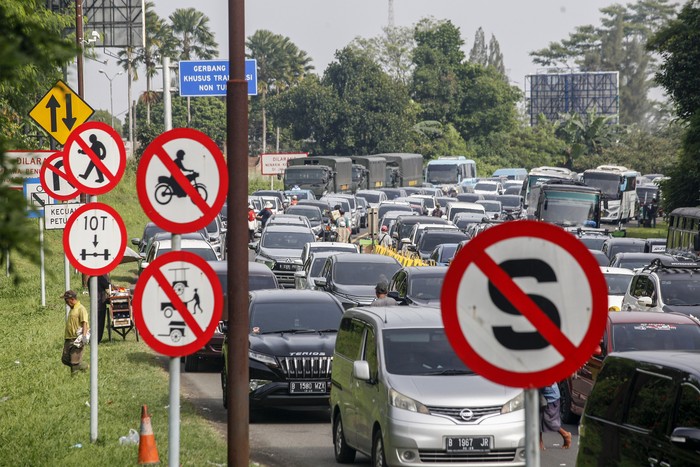 Kendaraan wisatawan terjebak macet saat pemberlakuan rekayasa lalu lintas sistem satu arah (one way) jalur wisata Puncak di Gadog, Kabupaten Bogor, Jawa Barat, Sabtu (29/4/2023). Polres Bogor memberlakukan sistem satu arah (one way) dan pemberlakuan ganjil genap nomor kendaraan untuk mengurai kemacetan pada libur panjang akhir pekan serta libur Hari Buruh (1/5/2023). ANTARA FOTO/Yulius Satria Wijaya/pras.
