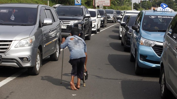 Kendaraan wisatawan terjebak macet saat pemberlakuan rekayasa lalu lintas sistem satu arah (one way) jalur wisata Puncak di Gadog, Kabupaten Bogor, Jawa Barat, Sabtu (29/4/2023). Polres Bogor memberlakukan sistem satu arah (one way) dan pemberlakuan ganjil genap nomor kendaraan untuk mengurai kemacetan pada libur panjang akhir pekan serta libur Hari Buruh (1/5/2023). ANTARA FOTO/Yulius Satria Wijaya/pras.