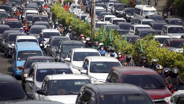 Kendaraan wisatawan terjebak macet saat pemberlakuan rekayasa lalu lintas sistem satu arah (one way) jalur wisata Puncak di Gadog, Kabupaten Bogor, Jawa Barat, Sabtu (29/4/2023). Polres Bogor memberlakukan sistem satu arah (one way) dan pemberlakuan ganjil genap nomor kendaraan untuk mengurai kemacetan pada libur panjang akhir pekan serta libur Hari Buruh (1/5/2023). ANTARA FOTO/Yulius Satria Wijaya/pras.