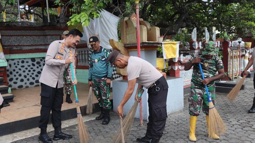 Kapolres Buleleng bersama sejumlah personel polisi dan TNI kerja bakti membersihkan areal Pura Taman Sari, Singaraja, Sabtu (29/4/2023).