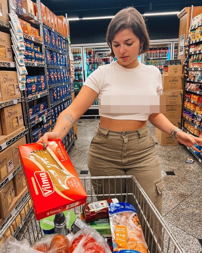 Beberapa orang melihat dengan prasangka, yang lain mengutukku dan akahirnya aku dikeluarkan. Apa kamu percaya itu? Aku pikir tidak masuk akal ketika kami wanita diperlakukan seperti ini karena kami berpakaian seperti yang kami mau. Kenyataannya adalah kami melakukan itu karena kami kepanasan, itu saja, tulisnya di Instagram.Foto: Instagram