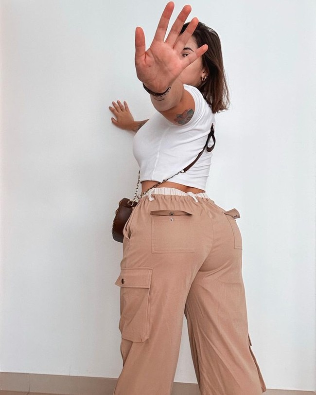 Karena itu, ia merasa orang-orang punya phobia dengan wanita seksi. Aku merasa tersinggung dengan banyaknya kebencian yang aku dapatkan di market dan di Instagram-ku. Aku pikir semua hinaan itu ada kaitannya dengan hot woman phobia yang aku hadapi sehari-hari, kata Kerolay.Foto: Instagram