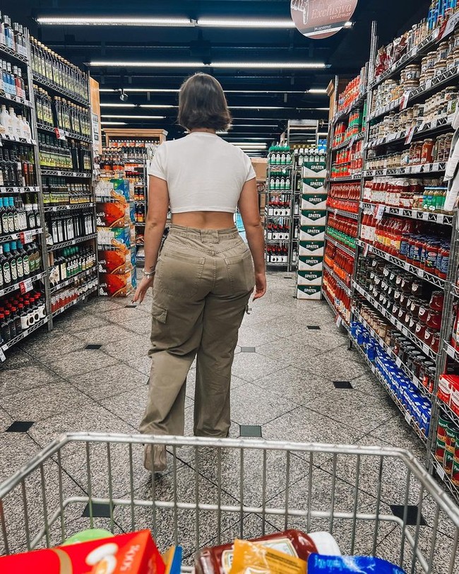 Sayangnya setelah memberikan penjelasan, Kerolay malah mendapat lebih banyak hujatan karena postingannya. Beberapa orang menganggap penampilannya berlebihan. Tidak perlu pergi ke supermarket berbusana seperti itu, Kamu membuat malu orang-orang baik yang sering ke sana dengan anak-anak, Sepertinya pria yang tidak pakai baju juga akan dikeluarkan, tulis netizen.Foto: Instagram