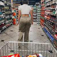 Sayangnya setelah memberikan penjelasan, Kerolay malah mendapat lebih banyak hujatan karena postingannya. Beberapa orang menganggap penampilannya berlebihan. Tidak perlu pergi ke supermarket berbusana seperti itu, Kamu membuat malu orang-orang baik yang sering ke sana dengan anak-anak, Sepertinya pria yang tidak pakai baju juga akan dikeluarkan, tulis netizen.Foto: Instagram