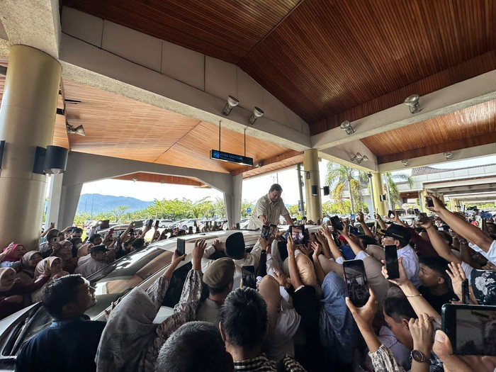 Ketum Gerindra Prabowo Subianto disambut meriah oleh warga Sumbar di Bandara Minangkabau, Sabtu (29/4/2023).