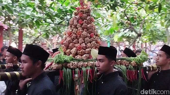 Kirab Tumpeng Coklat di Kampung Coklat Blitar
