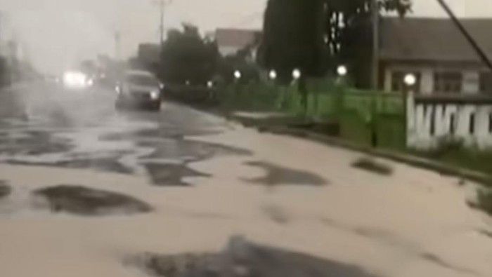 Kondisi jalan rusak di Kelurahan Amparita, Kecamatan Tellu Limpoe, Kabupaten Sidrap