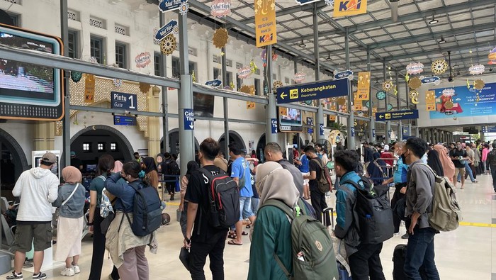 Kondisi pemudik di Stasiun Pasar Minggu pada H+7 Lebaran, Sabtu (29/4/2023).
