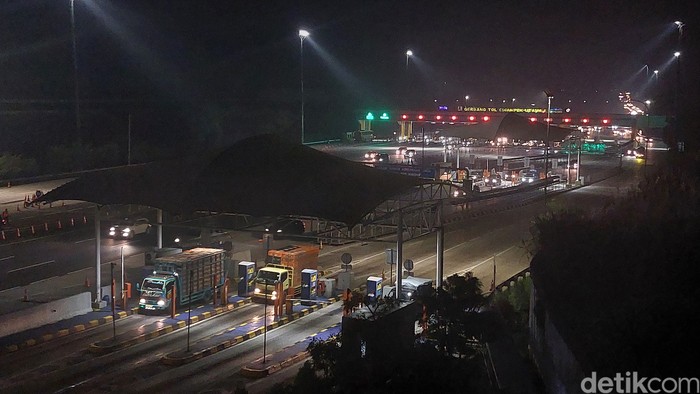 Kondisi Tol Cikampek arah Jakarta, 29 April 2023 malam, jelang pukukl 21.00 WIB. (Rumondang Naibaho/detikcom)