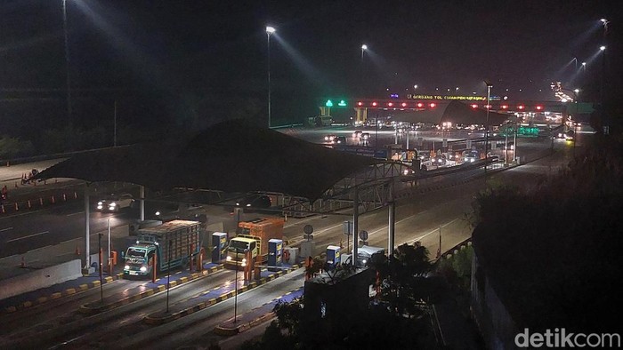 Kondisi Tol Cikampek arah Jakarta, 29 April 2023 malam, jelang pukukl 21.00 WIB. (Rumondang Naibaho/detikcom)