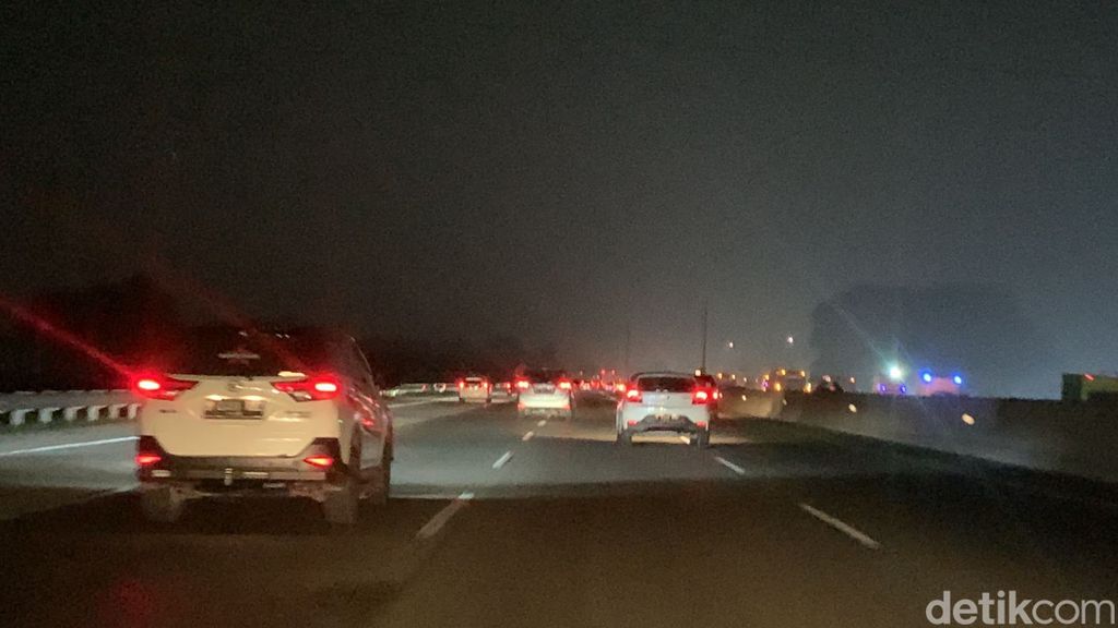 Kondisi Tol Cikampek arah Jakarta, 29 April 2023 malam, jelang pukukl 21.00 WIB. (Rumondang Naibaho/detikcom)