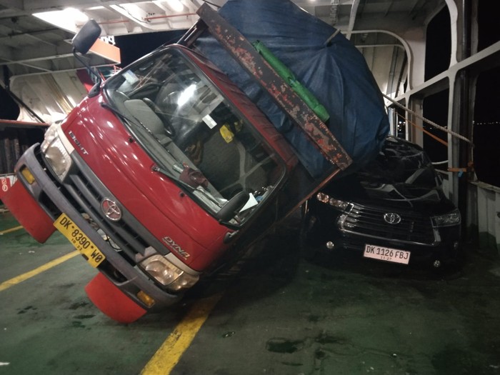 Kondisi truk yang menimpa 2 mobil di atas kapal KMP Cemerlang 55 saat sedang berlayar dari Pelabuhan Ketapang menuju Gilimanuk, Sabtu (29/4/2023). (IST)