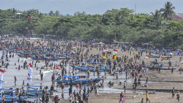 KUNJUNGAN WISATAWAN DI PANGANDARAN Pengunjung memadati pesisir pantai barat di Kabupaten Pangandaran, Jawa Barat, Sabtu (29/4/2023). Dinas Pariwisata dan Kebudayaan Kabupaten Pangandaran menyebutkan jumlah kunjungan wisatawan selama libur Lebaran yang masuk di lima objek wisata Pangandaran mencapai sekitar 50.000 pengunjung. ANTARA FOTO/Adeng Bustomi/pras.