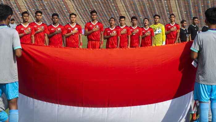 Pesepak bola Timnas Indonesia menyanyikan lagu Indonesia Raya sebelum pertandingan perdana Grup A Sepak Bola SEA Games 2023 di National Olympic Stadium, Phnom Penh, Kamboja, Sabtu (29/4/2023). ANTARA FOTO/M Agung Rajasa/foc.