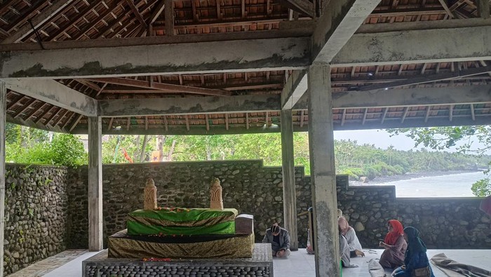 Umat muslim mengunjungi makam Sunan Mumbul di Karangasem untuk merayakan Lebaran Ketupat, Sabtu (29/4/2023)