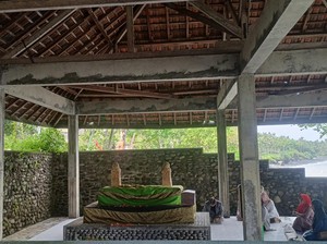 Umat Muslim Padati Pantai Ujung Saat Lebaran Ketupat, Ziarah-Rekreasi