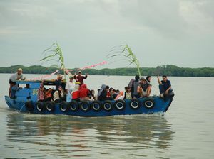 Perayaan Lebaran Ketupat Antimainstream di Tengah Perairan Surabaya