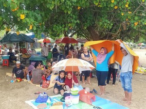 Tradisi Makan Opor di Sanur Saat Lebaran Ketupat, Hujan? Tak Masalah!
