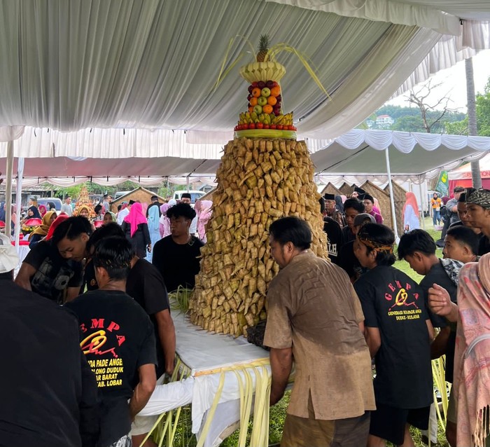 Perayaan Lebaran Ketupat di Pantai Duduk 3, Senggigi, Lombok Barat Sabtu (29/4/2023).