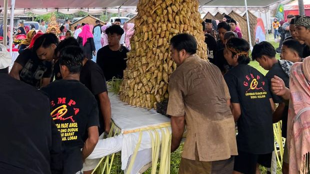 Perayaan Lebaran Ketupat di Pantai Duduk 3, Senggigi, Lombok Barat Sabtu (29/4/2023).