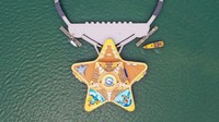 Fasilitas unik ini bernama Ganghai No.1 yang meliputi kompleks peternakan laut termasuk budidaya ikan, penelitian ilmiah dan rekreasi.