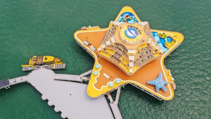 Lihat Lebih Dekat 'Bintang Laut' Raksasa di China China memiliki fasilitas peternakan laut di lepas pantai Yantai, Shandong. Fasilitas unik berbentuk bintang laut raksasa ini menyimpan budidaya ikan hingga rekreasi.