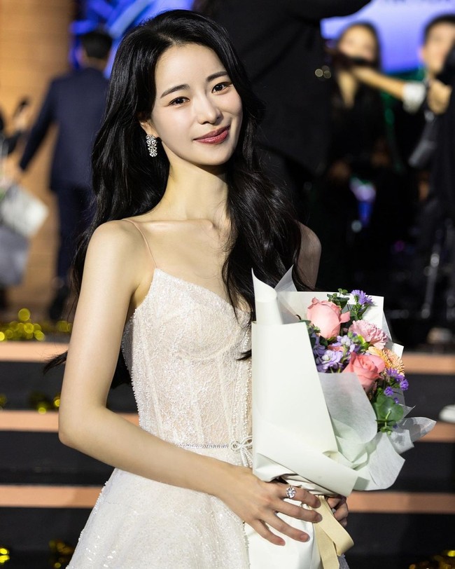 Tak tanggung-tanggung, di awal tahun, Lim Ji Yeon sudah sibuk dengan jadwal promosi drama The Glory. Dia juga muncul di Lies Hidden In My Garden dan The Killing Vote yang tayang dalam waktu berdekatan. Foto: Instagram@limjjy2