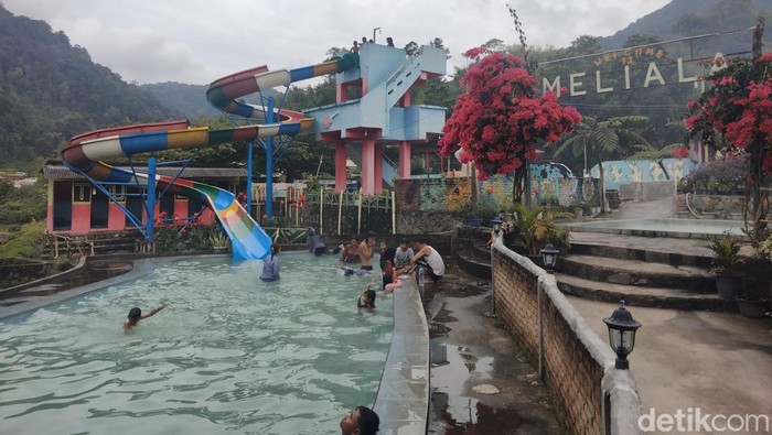 Lokasi pemandian air panas Sidebuk Debuk di Kabupaten Karo masih ramai pengunjung di sisa waktu libur lebaran. (Perdana Ramadhan / detikSumut).