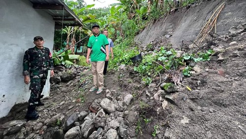 Gubernur NTB Zulkieflimansyah meninjau lokasi longsor di Desa Lembah Sari, Batulayar, Lombok Barat, Sabtu (29/4/2023).