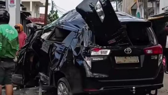 Mobil yang dikemudikan Nurannisa menabrak tiang listrik dan terbalik.