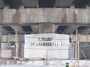 Cerita Masjid Hijrah Kolong Tol: Ibadah di Antara Bising Kendaraan