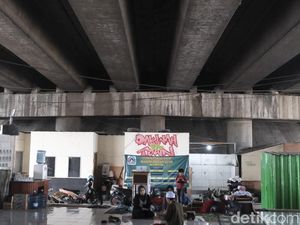 Lantunan Azan di Kolong Tol Buahbatu