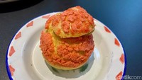 Ini choux atau kue sus rasa nagasari (Rp 18.000). Saat dibelah, ada fla pink yang agak kental dan diselingi irisan pisang. Rasanya manis lembut dan sedikit asam dari pisangnya.