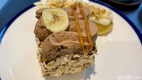 Tak kalah unik, Seroja Bake punya Kue Pisang Kluwek (Rp 28.000). Kue pisang ini juga ditambahkan pisang ambon, gula jawa chantilly, dan mousse berbahan kluwek-cabe. Unik dan enak!